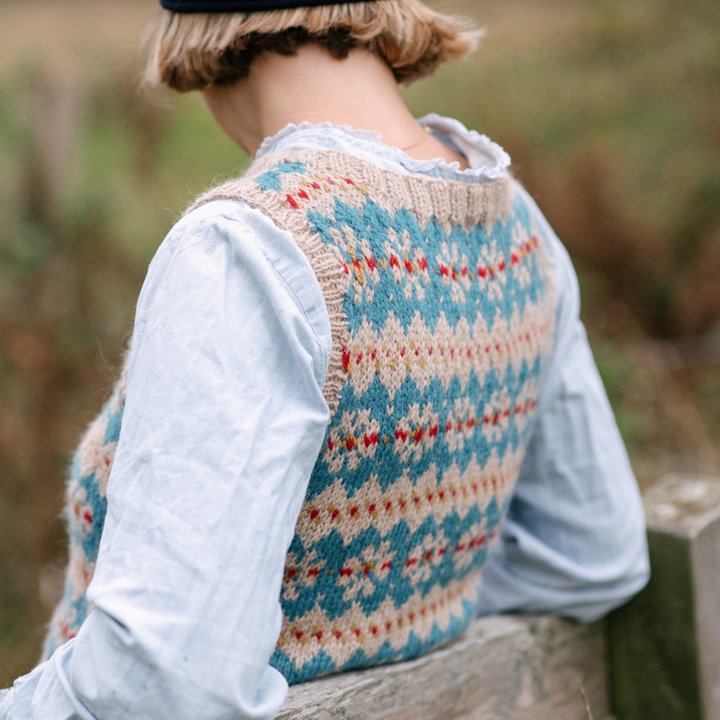 The Juno vest (sand/teal/red)